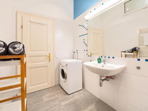 Spacious 2BR Apartment for 6 near City Center Metro U2 - image 5