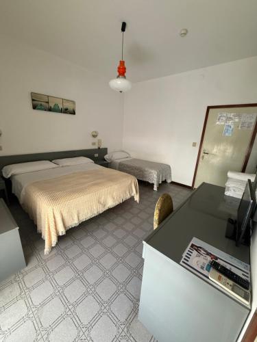 1 queen bed, 1 twin bed