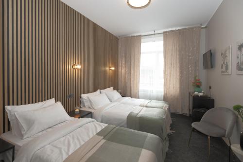 3 twin beds