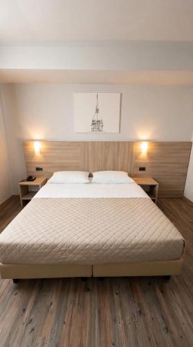 1 queen bed, 2 twin beds