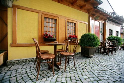 Iekārtas, Hotel Carshia e Jupave in Dakovica