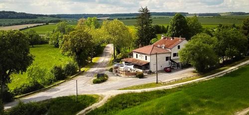 . Logis Le Relais de la Voie Sacrée
