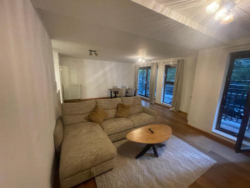 Modern Spacious 76m Apartment, 2 Sunny Terraces, Free Parking, Fast Wi-Fi, Near Brussels North Station & Tour Taxi - Location saisonnière - Bruxelles
