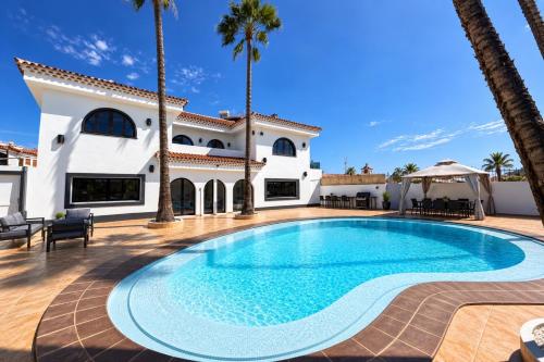 Large Villa in Maspalomas with Huge Private Pool, Jacuzzi & Gym