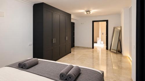 Large Villa in Maspalomas with Huge Private Pool, Jacuzzi & Gym 5