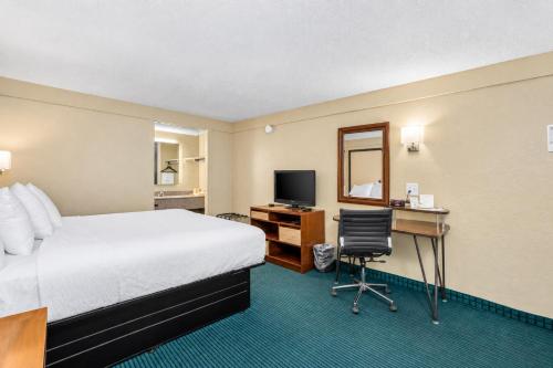 Super 8 by Wyndham Lantana West Palm Beach