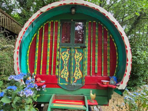Romany Wagon & Cwtch with your own private 1 acer