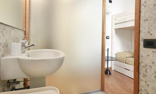 Small Single Room image 5