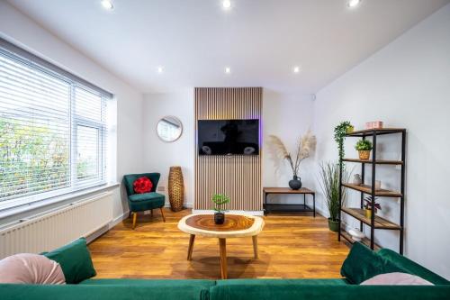 Cosy 3-Bed House l Garden l Free Parking l Stretford l Sleeps 7 l Book today with The Cosy Corner Nationwide, Manchester