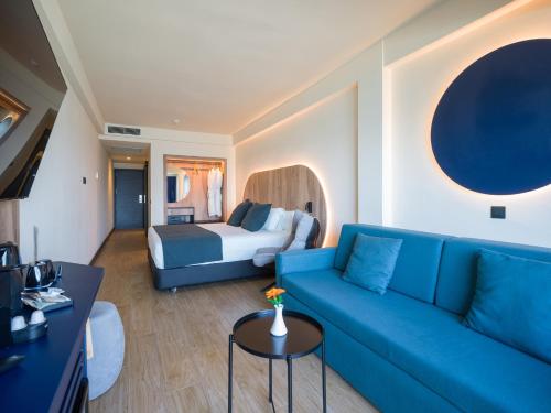 1 king bed, 1 sofa bed