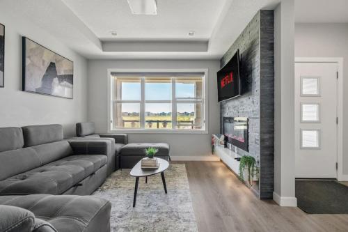 . Large House Near Calgary Airport with Central AC, Double Car Garage Parking, Upgrade Stay, Netflix, Sleeps 8