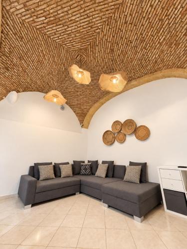 Kalma Brick Arch Apartment - Central & Authentic