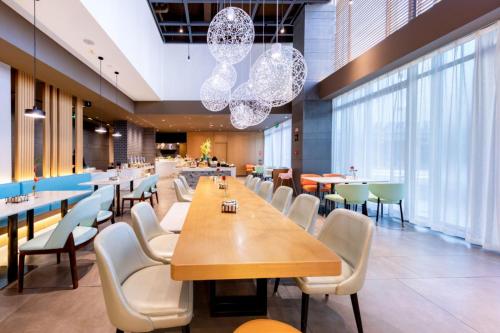 Atour Hotel Ningbo Sanjiangkou Bund Bookstore in Jiangdong District