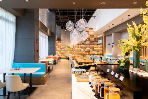Atour Hotel Ningbo Sanjiangkou Bund Bookstore in Jiangdong District