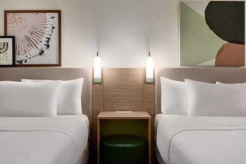 2 queen beds