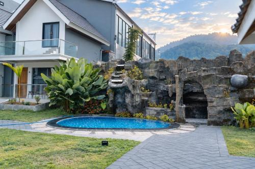 Bassein, Grand Wijaya Hotel dan Villa Sarangan in Sarangan