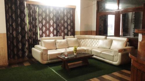 Lobby, Tara Regency Hotel in Shimla