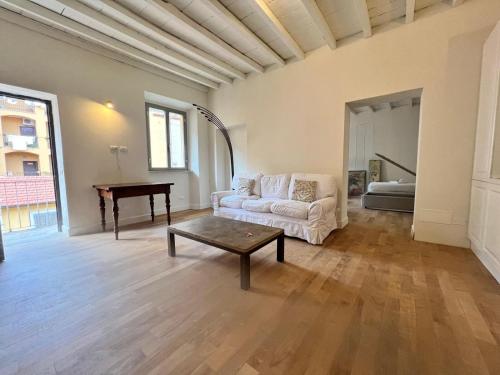 Chinatown - Bright & Spacious Apartment
