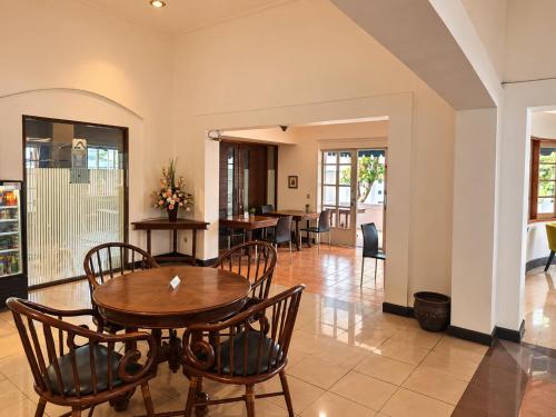 Ресторан, Townhouse Oak Casa D'Ladera Bandung in Бандунг