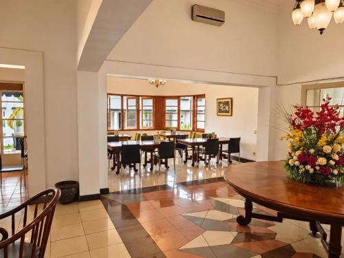 Ресторан, Townhouse Oak Casa D'Ladera Bandung in Бандунг