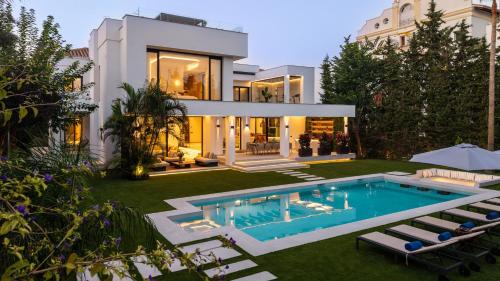 VACATION MARBELLA I Villa Confort, Private Heated Pool, Rooftop Jacuzzi, Gym, 5min Drive to the Beach, BBQ, 7 BDRS, Luxury Villa