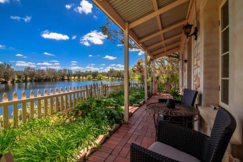 Stonewell Cottages and Vineyards