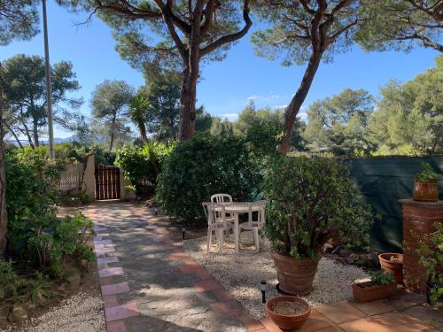 Rez-de-villa avec terrasses et jardin