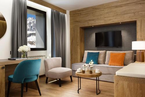 1 king bed, 1 twin bed