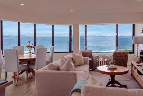 The Sun, Whales & Waves - Seafront Apartment - Hermanus