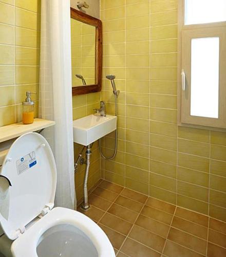 Hide & Seek Guesthouse Hide & Seek Guesthouse is conveniently located in the popular Gwanghwamun area. Offering a variety of facilities and services, the property provides all you need for a good nights sleep. Service-mind