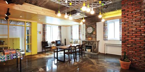 Hide & Seek Guesthouse Hide & Seek Guesthouse is conveniently located in the popular Gwanghwamun area. Offering a variety of facilities and services, the property provides all you need for a good nights sleep. Service-mind