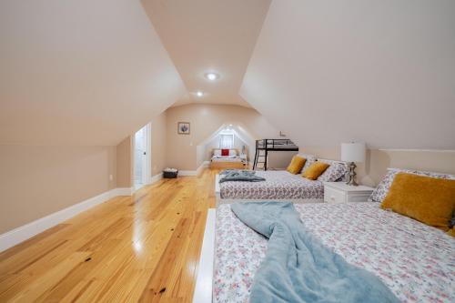 Peaceful 5BR & 4BA Quincy House w Patio, near Red Line & Pet Friendly 284 in Quincy (MA)