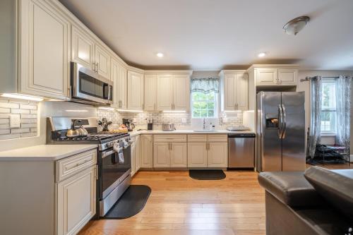 Peaceful 5BR & 4BA Quincy House w Patio, near Red Line & Pet Friendly 284 in Quincy (MA)