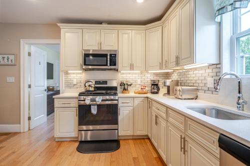 Peaceful 5BR & 4BA Quincy House w Patio, near Red Line & Pet Friendly 284 in Quincy (MA)