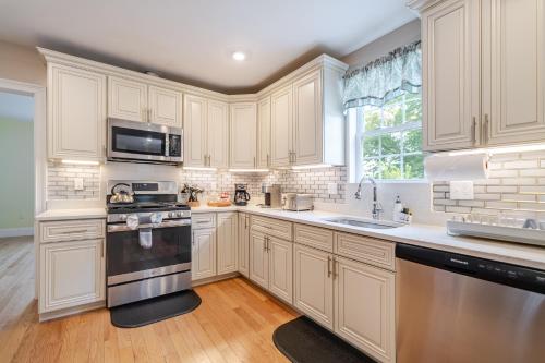 Peaceful 5BR & 4BA Quincy House w Patio, near Red Line & Pet Friendly 284 in Quincy (MA)