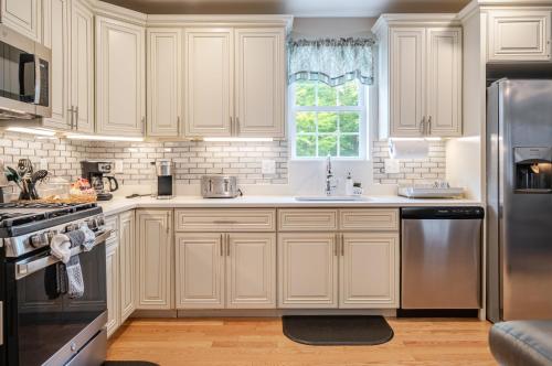 Peaceful 5BR & 4BA Quincy House w Patio, near Red Line & Pet Friendly 284 in Quincy (MA)