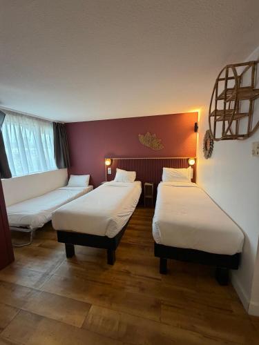 3 twin beds
