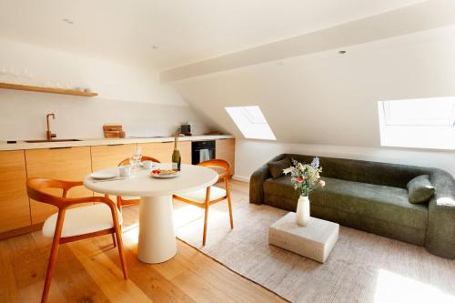 Cozy 1BDR Topfloor duplex flat, Antverpy