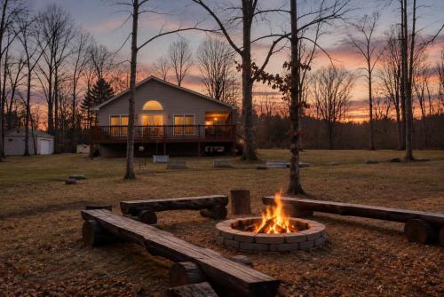 Creekside Mariposa Cottage - Hot Tub & Fire Pit in Hancock (MD)
