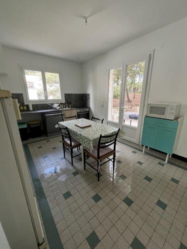Konyha, Maison climatisée pour 2 à 6 personnes à Ronces-les-Bains (Maison climatisee pour 2 a 6 personnes a Ronces-les-Bains) in La Tremblade