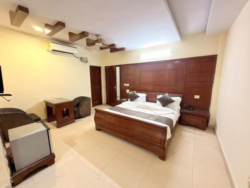1 king bed, 1 queen bed, 3 double beds, 2 twin beds