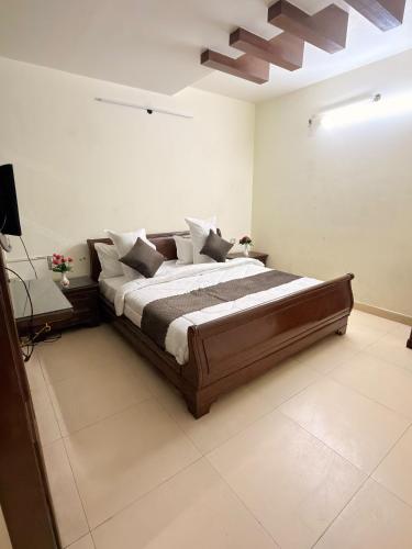 2 king beds, 3 queen beds, 4 double beds, 3 twin beds