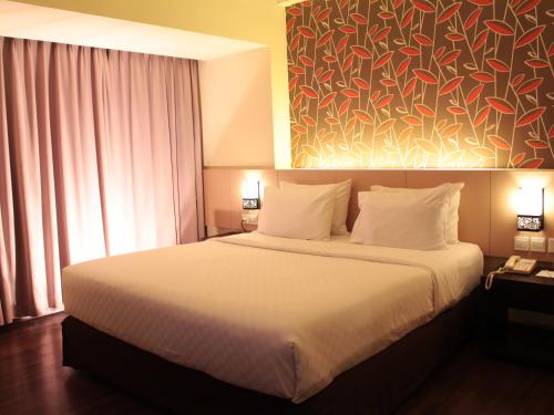 Solo Paragon Hotel & Residences Stop at Solo Paragon Hotel & Residences to discover the wonders of Solo (Surakarta). Offering a variety of facilities and services, the property provides all you need for a good nights sleep. Service