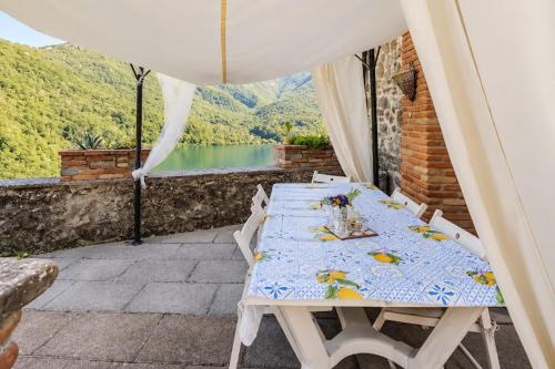 Ümbrus, Chalet nel borgo con stupenda vista Lago e Apuane in Vagli Sotto