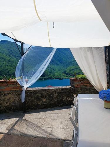 Ümbrus, Chalet nel borgo con stupenda vista Lago e Apuane in Vagli Sotto