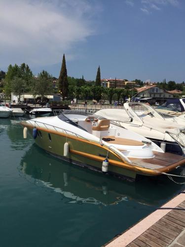 

LM House Boat