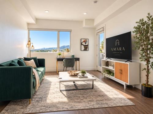 Top Floor Hollywood 1BR Condo with Views, Los Angeles