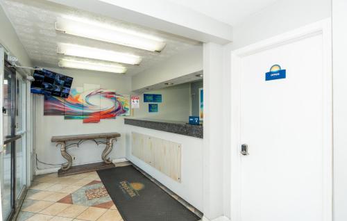Lobby, Days Inn & Suites by Wyndham Dayton North in Dayton (OH)