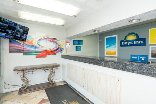 Lobby, Days Inn & Suites by Wyndham Dayton North in Dayton (OH)