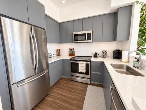 Top Floor Hollywood 1br Condo With Views - Los Angeles